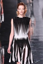 イッセイ ミヤケ 2013年春夏コレクション - 鳥の羽ばたきにインスパイアされたプリント革命｜写真24