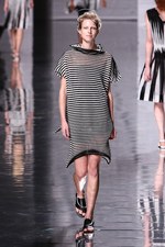 イッセイ ミヤケ 2013年春夏コレクション - 鳥の羽ばたきにインスパイアされたプリント革命｜写真27