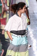 イッセイ ミヤケ 2013年春夏コレクション - 鳥の羽ばたきにインスパイアされたプリント革命｜写真70