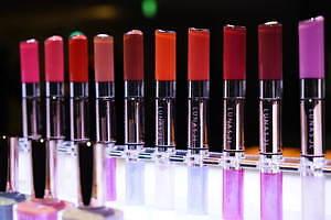 ルナソル19年秋コスメ、鮮やか“発光”カラーの4色アイシャドウやマットリップ×グロスの新リップ｜写真44