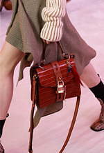 クロエ19秋冬新作、南京錠モチーフ"パドロック"のチェーンバッグやソックス風ブーツ｜写真5