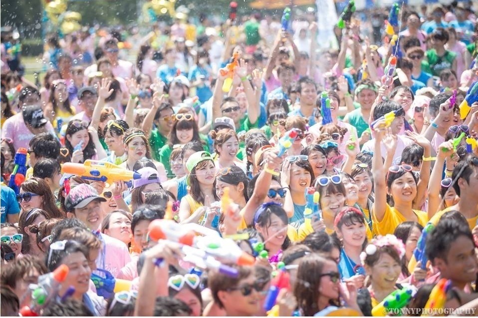 ファンランイベント｜「ウォーターラン」千葉・幕張海浜公園で、水風船10万個＆水鉄砲バトルやお笑いライブも