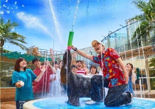 サンシャイン水族館の夏フェス、コツメカワウソに氷をプレゼント＆夜の大水槽前で乾杯も｜写真1