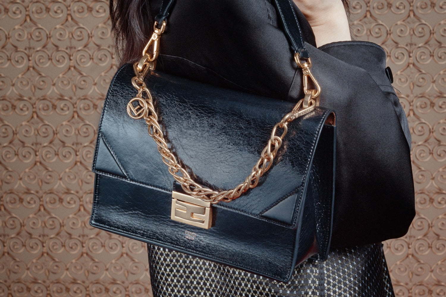 フェンディ新作バッグ「キャンユー(KAN U)」“FF”ロゴクロージャーのミニマルバッグ
