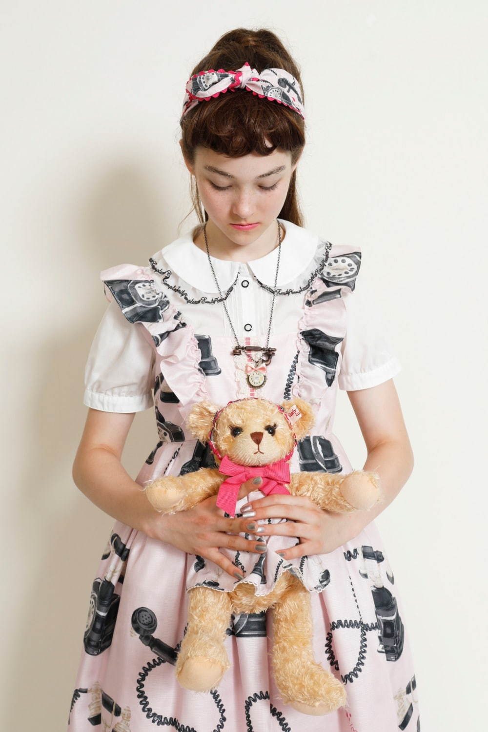 エミリーテンプルキュート、バービー人形の“テレフォン”から着想したレトロなワンピース＆ネックレス｜写真18