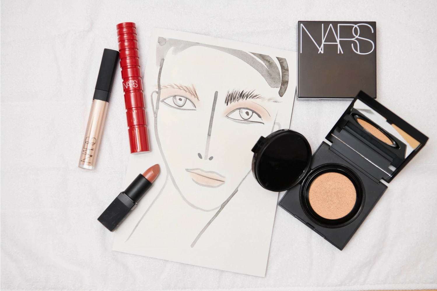 リミ フゥ“片眉強調”アシンメトリーメイク - NARSによるショー舞台裏のメイクを紹介