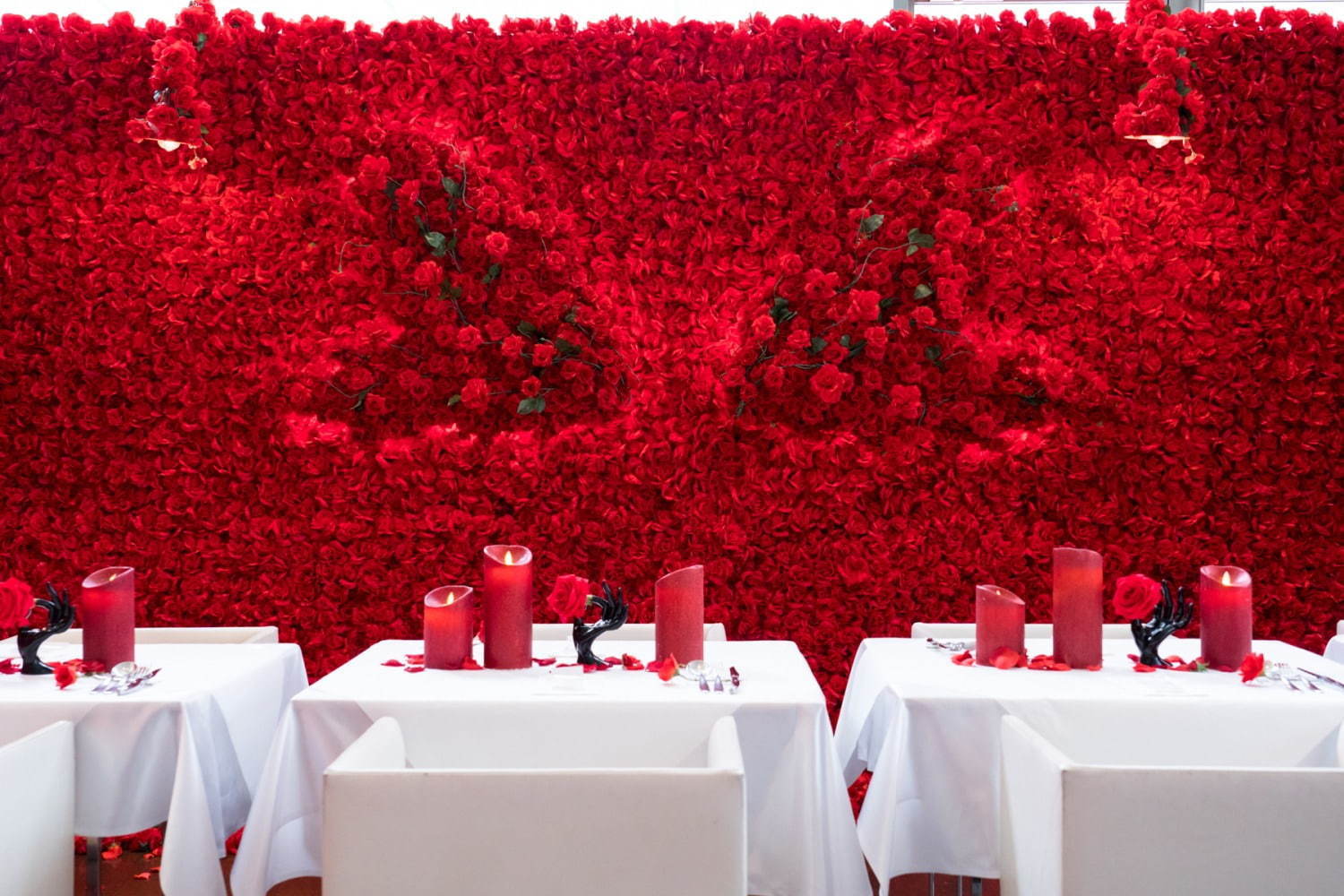 『東京喰種』の世界を表現する「喰種レストラン」銀座に、4万本の薔薇の中味わう“血”の美食ディナー｜写真12