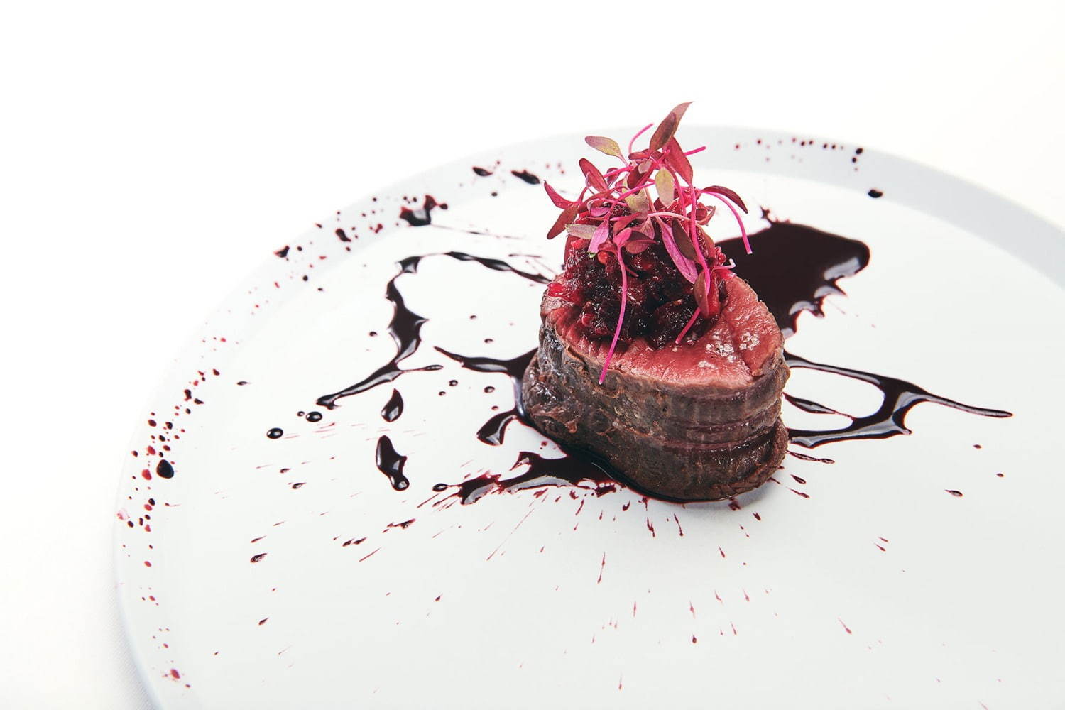『東京喰種』の世界を表現する「喰種レストラン」銀座に、4万本の薔薇の中味わう“血”の美食ディナー｜写真27