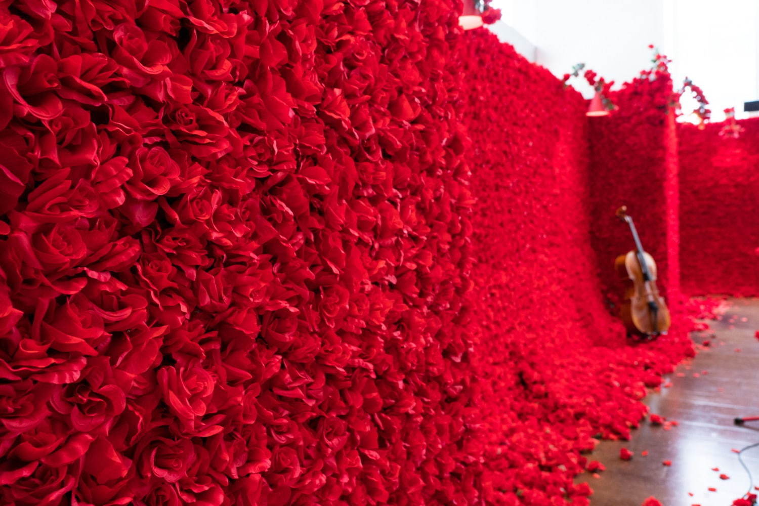 『東京喰種』の世界を表現する「喰種レストラン」銀座に、4万本の薔薇の中味わう“血”の美食ディナー｜写真15