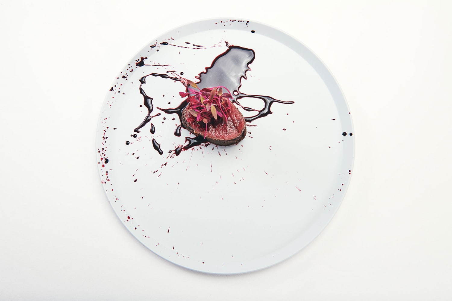 『東京喰種』の世界を表現する「喰種レストラン」銀座に、4万本の薔薇の中味わう“血”の美食ディナー｜写真28