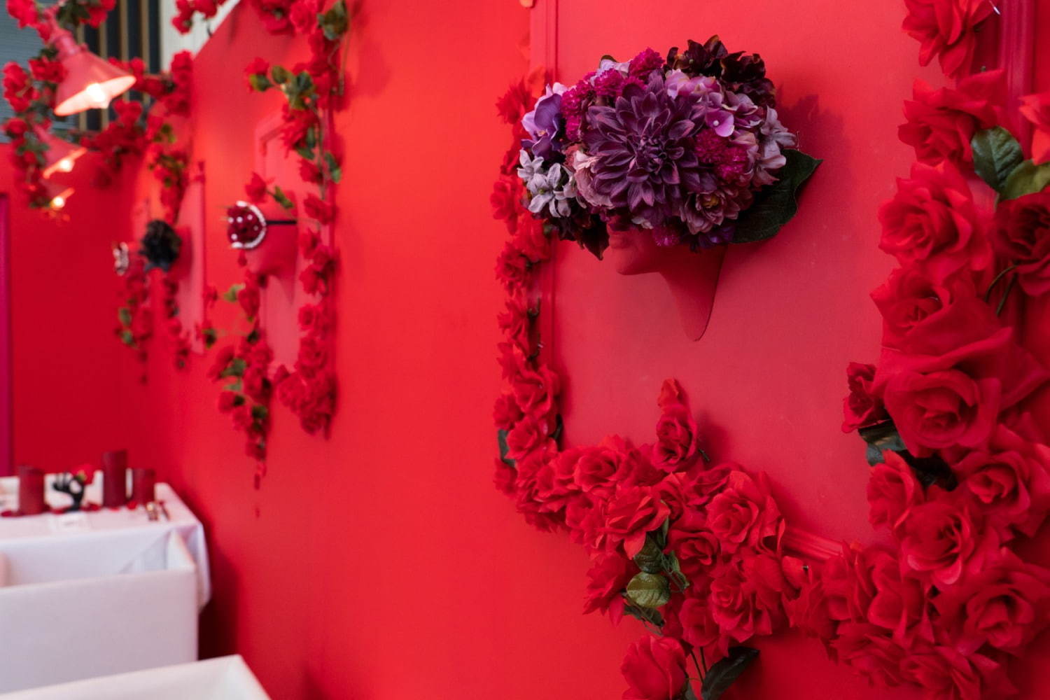 『東京喰種』の世界を表現する「喰種レストラン」銀座に、4万本の薔薇の中味わう“血”の美食ディナー｜写真18