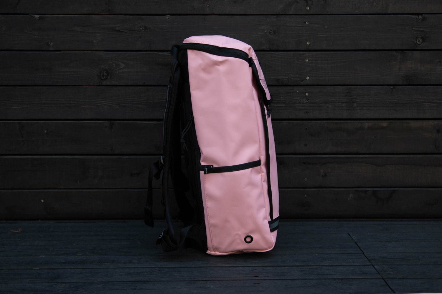 バッグブランド・クローム×アメリカ人気ドーナツ店のバックパック、限定100個のピンクカラー｜写真3