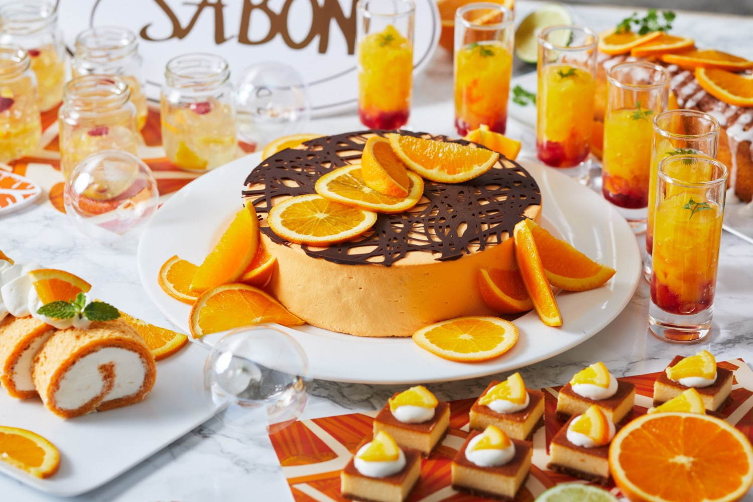 ジンジャー＆オレンジのケーキやタルトが並ぶスイーツビュッフェ