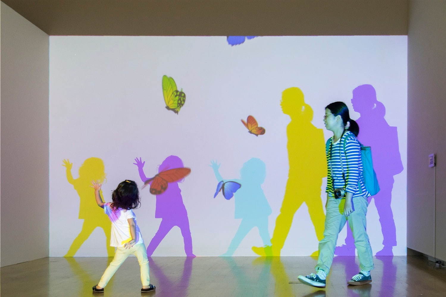 “光と遊ぶ”「魔法の美術館」新潟市新津美術館で、動作に合わせて変化する体感型アートの展覧会 | 写真