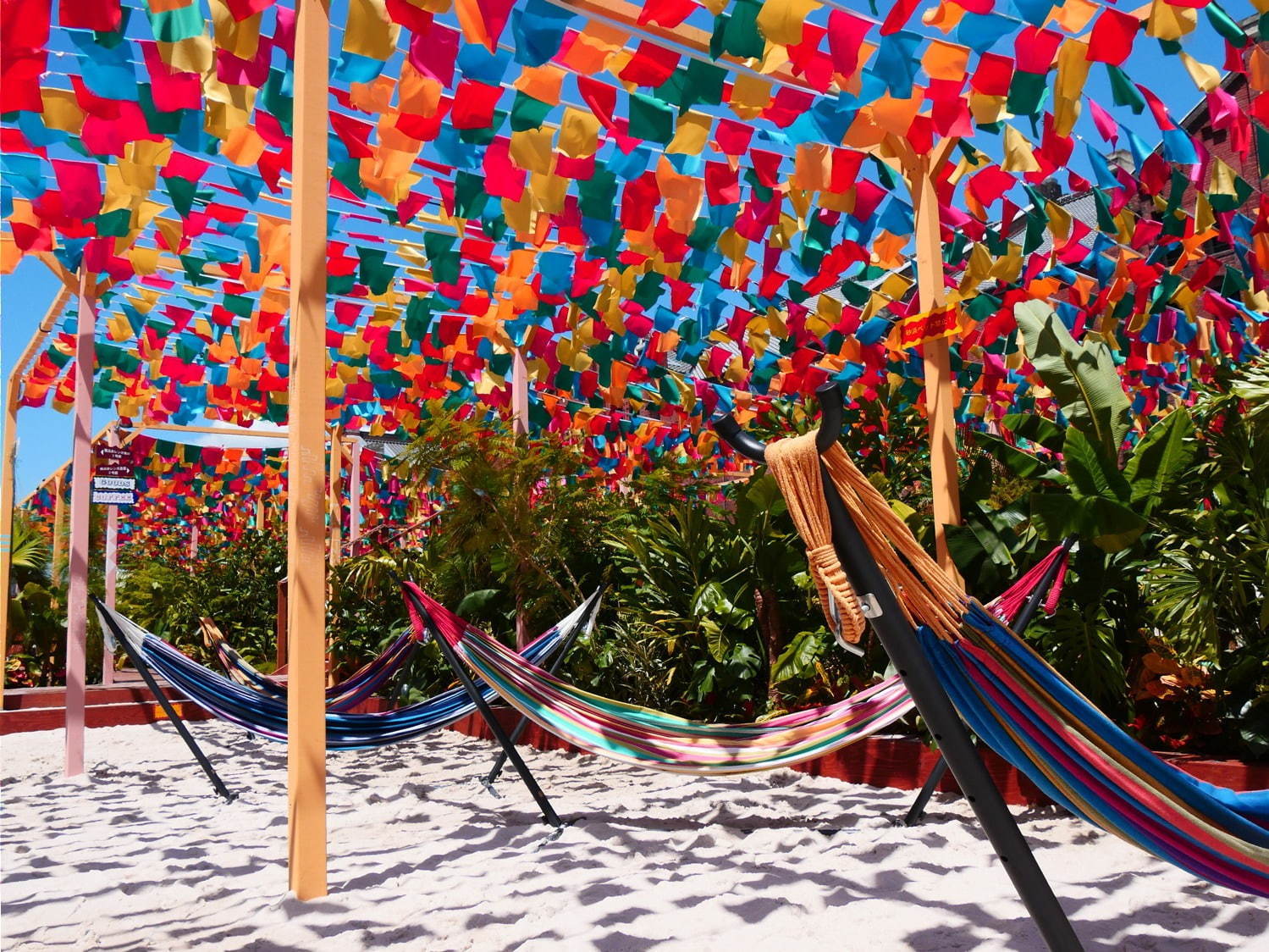 横浜赤レンガ倉庫で「レッド ブリック ビーチ」砂浜の広がる会場で“旨辛フード”と音楽を楽しむ｜写真14