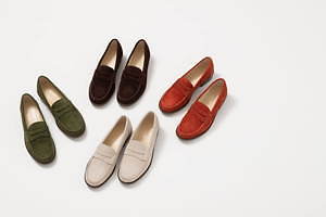 サロン アダム エ ロペの“秋色”スエードローファー、学生靴のハルタとコラボ｜写真2