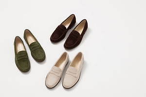 サロン アダム エ ロペの“秋色”スエードローファー、学生靴のハルタとコラボ｜写真1