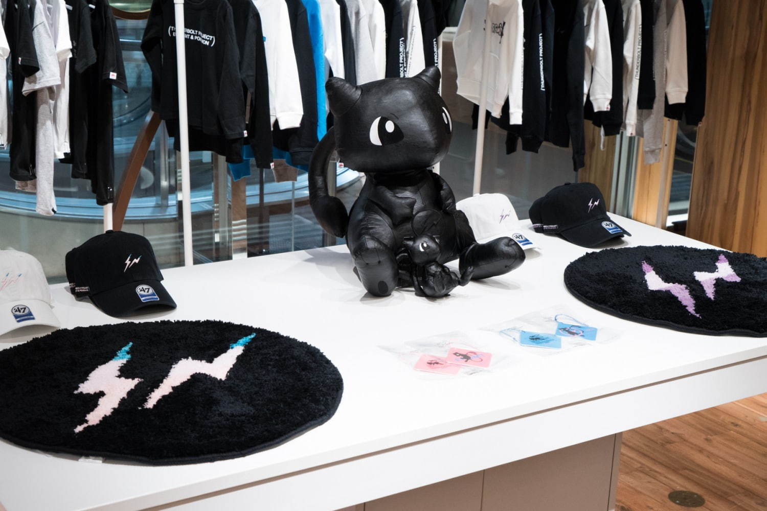 藤原ヒロシとポケモン「サンダーボルトプロジェクト」ミュウ 藤原ヒロシとポケモン「サンダーボルトプロジェクト」ミュウ