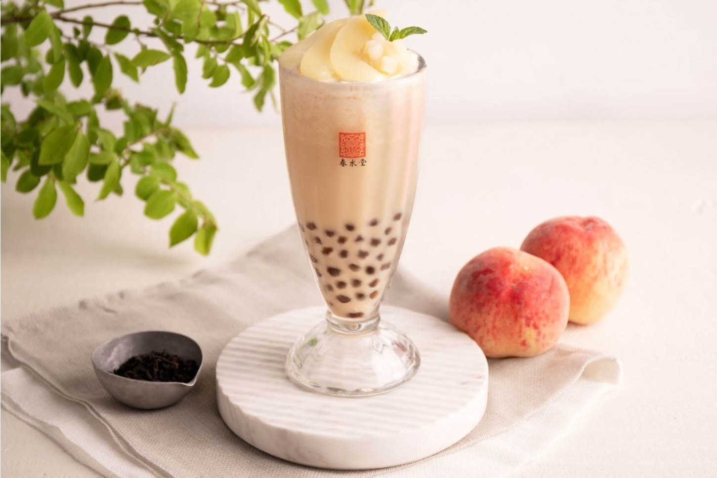 春水堂が銀座に旗艦店オープン、限定「タピオカ白桃鉄観音ミルクティー」果実を贅沢にトッピング