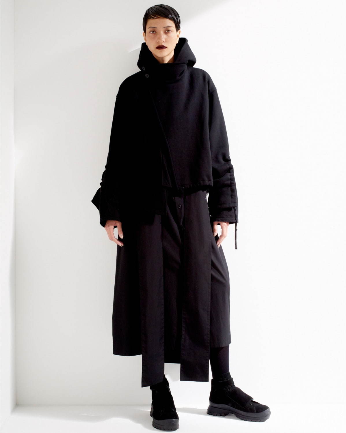 ビー ヨウジヤマモト 2019-20秋冬コレクション、直線的なビッグ