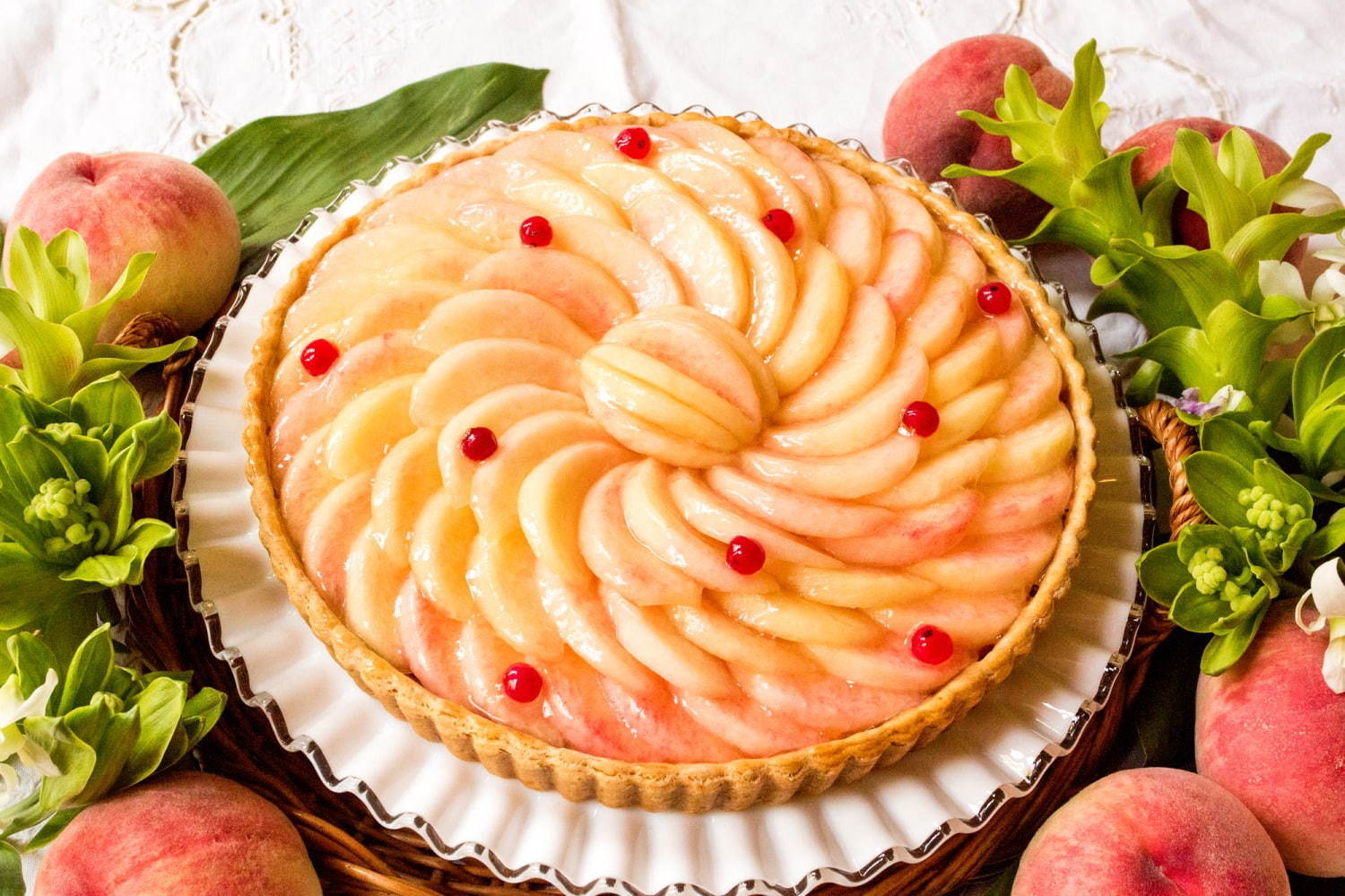 キルフェボン“旬の桃”タルトを集めた「ピーチ PARTY!」全店で、10日に1度異なるタルトを販売