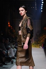 ロエベ 2013年春夏コレクション - ダリの妻ガラをミューズに魅惑のモダンラグジュアリー｜写真1