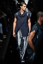 エンポリオ アルマーニ 20年春夏メンズコレクション、光を得たエネルギッシュなマスキュリンスタイル｜写真18