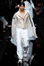 エンポリオ アルマーニ 20年春夏メンズコレクション、光を得たエネルギッシュなマスキュリンスタイル｜写真19