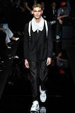 エンポリオ アルマーニ 20年春夏メンズコレクション、光を得たエネルギッシュなマスキュリンスタイル｜写真25