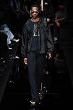 エンポリオ アルマーニ 20年春夏メンズコレクション、光を得たエネルギッシュなマスキュリンスタイル｜写真28