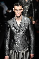 エンポリオ アルマーニ 20年春夏メンズコレクション、光を得たエネルギッシュなマスキュリンスタイル｜写真35