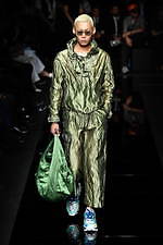 エンポリオ アルマーニ 20年春夏メンズコレクション、光を得たエネルギッシュなマスキュリンスタイル｜写真43