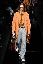 エンポリオ アルマーニ 20年春夏メンズコレクション、光を得たエネルギッシュなマスキュリンスタイル｜写真50