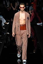 エンポリオ アルマーニ 20年春夏メンズコレクション、光を得たエネルギッシュなマスキュリンスタイル｜写真57