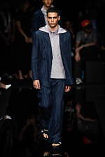 エンポリオ アルマーニ 20年春夏メンズコレクション、光を得たエネルギッシュなマスキュリンスタイル｜写真75