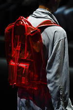 エンポリオ アルマーニ 20年春夏メンズコレクション、光を得たエネルギッシュなマスキュリンスタイル｜写真79