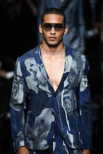 エンポリオ アルマーニ 20年春夏メンズコレクション、光を得たエネルギッシュなマスキュリンスタイル｜写真89