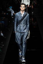 エンポリオ アルマーニ 20年春夏メンズコレクション、光を得たエネルギッシュなマスキュリンスタイル｜写真90