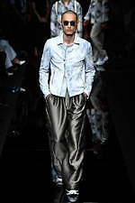 エンポリオ アルマーニ 20年春夏メンズコレクション、光を得たエネルギッシュなマスキュリンスタイル｜写真92