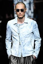 エンポリオ アルマーニ 20年春夏メンズコレクション、光を得たエネルギッシュなマスキュリンスタイル｜写真93