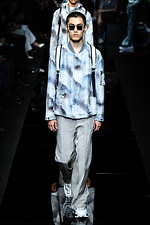 エンポリオ アルマーニ 20年春夏メンズコレクション、光を得たエネルギッシュなマスキュリンスタイル｜写真94