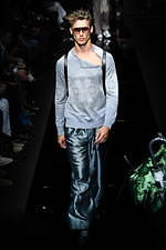 エンポリオ アルマーニ 20年春夏メンズコレクション、光を得たエネルギッシュなマスキュリンスタイル｜写真97