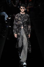 エンポリオ アルマーニ 20年春夏メンズコレクション、光を得たエネルギッシュなマスキュリンスタイル｜写真98