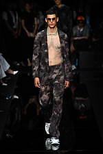 エンポリオ アルマーニ 20年春夏メンズコレクション、光を得たエネルギッシュなマスキュリンスタイル｜写真99