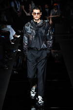 エンポリオ アルマーニ 20年春夏メンズコレクション、光を得たエネルギッシュなマスキュリンスタイル｜写真100