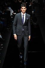 エンポリオ アルマーニ 20年春夏メンズコレクション、光を得たエネルギッシュなマスキュリンスタイル｜写真105