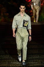 ドルチェ＆ガッバーナ 2020年春夏メンズコレクション、ジャングルの中で楽しむエレガンスな着こなし｜写真1