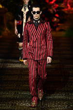 ドルチェ＆ガッバーナ 2020年春夏メンズコレクション、ジャングルの中で楽しむエレガンスな着こなし｜写真100