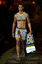 ドルチェ＆ガッバーナ 2020年春夏メンズコレクション、ジャングルの中で楽しむエレガンスな着こなし｜写真117