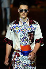 ドルチェ＆ガッバーナ 2020年春夏メンズコレクション、ジャングルの中で楽しむエレガンスな着こなし｜写真126